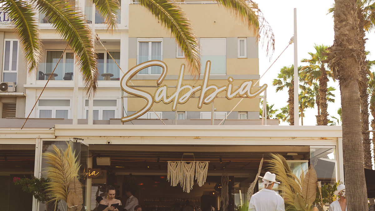 Terraza del restaurante Sabbia en la playa de Las Arenas, Valencia