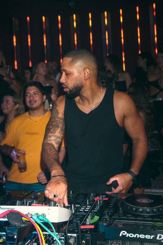 DJ Vielo pinchando en la cabina de MYA Valencia el 18 de septiembre de 2026
