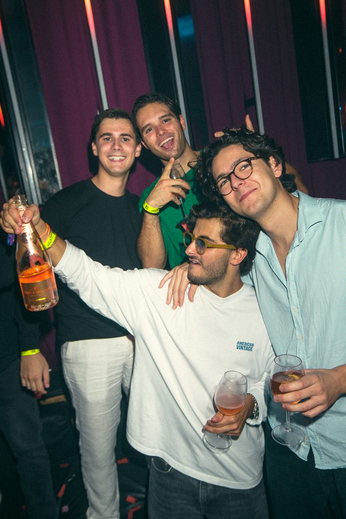 Grupo de amigos brindando en MYA Valencia la noche de DJ Vielo