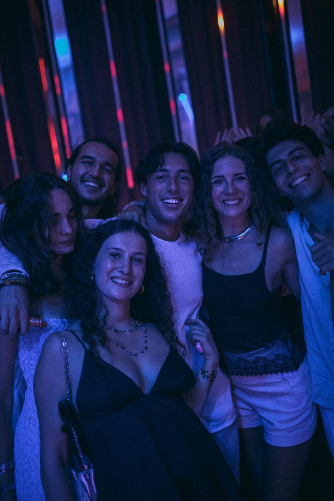 Grupo de amigos en la sala de MYA Valencia con DJ Vielo