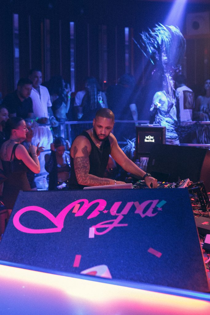 El logo de MYA iluminado en rosa sobre la cabina del club de Valencia