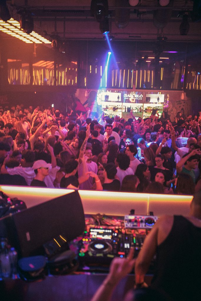 La sala de MYA Valencia llena vista desde la cabina en la noche de DJ Vielo