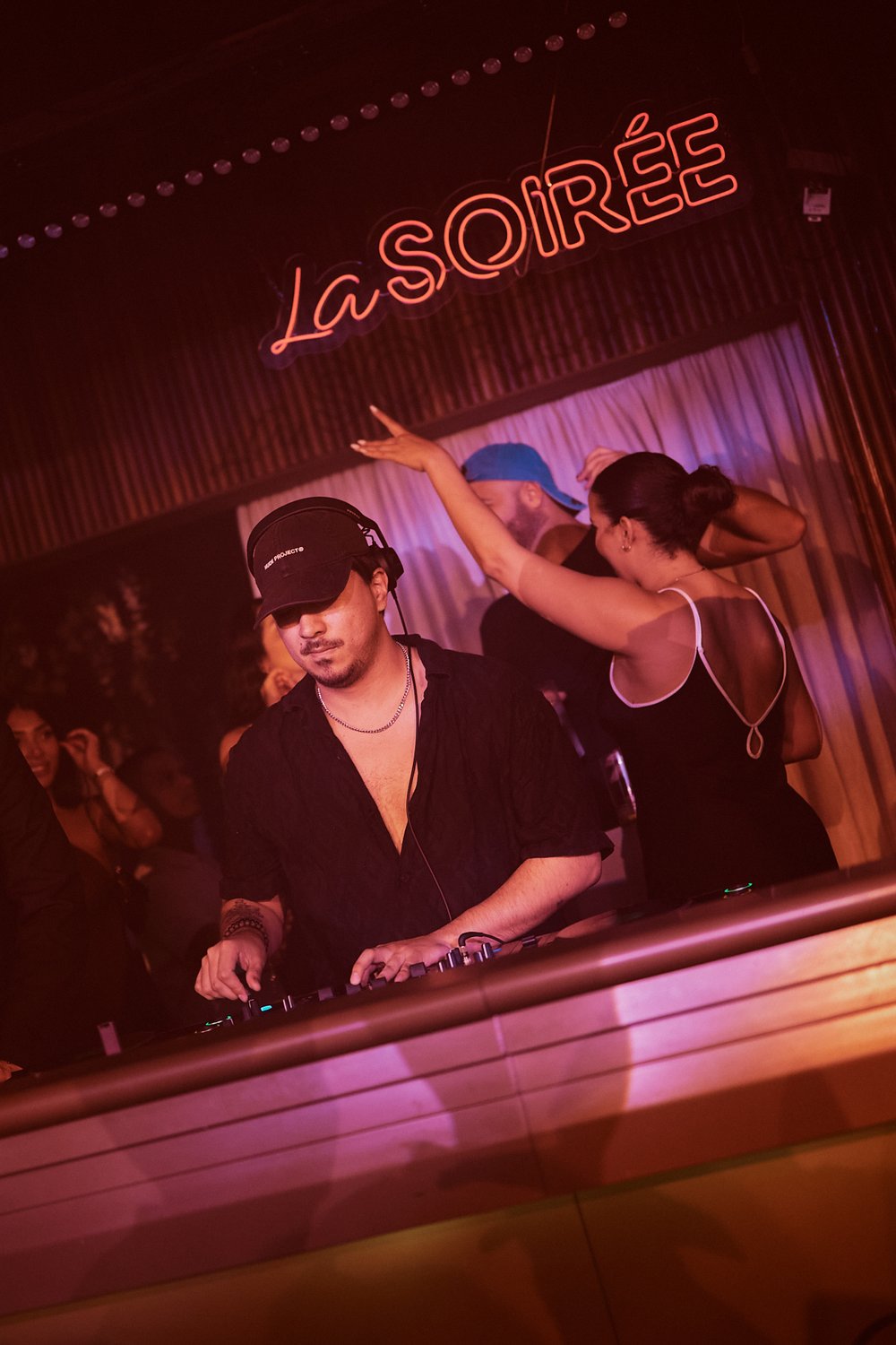 El DJ bajo el neón de La Soirée en TATEL THE CLUB Valencia, un viernes