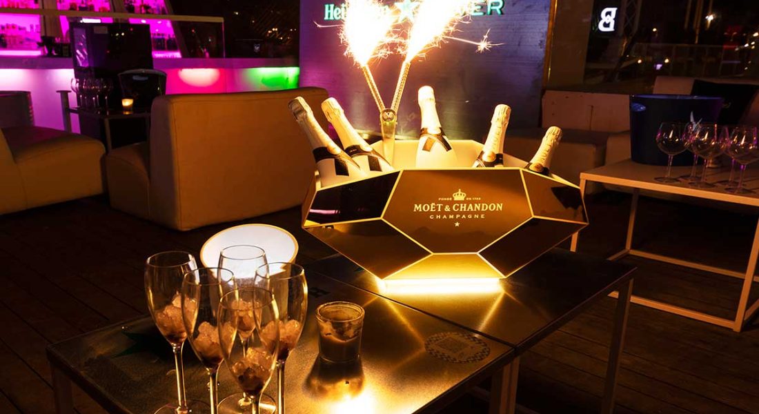 VIP L´UMBRACLE HEINEKEN, la mesa con botellas de champan premium