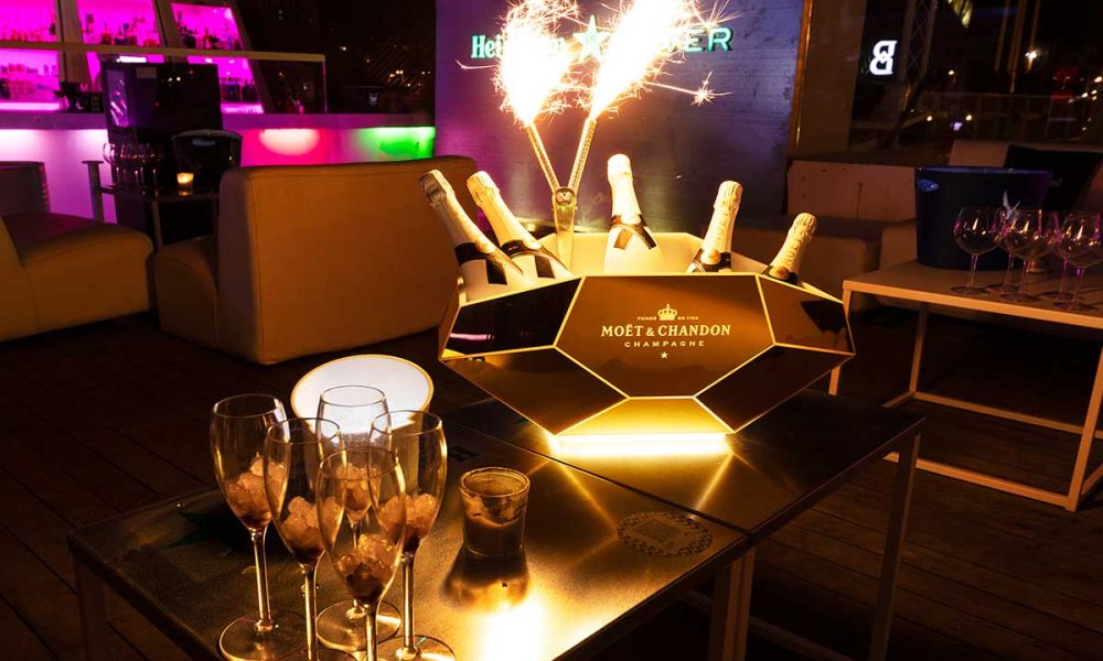 VIP L´UMBRACLE HEINEKEN, la mesa con botellas de champan premium