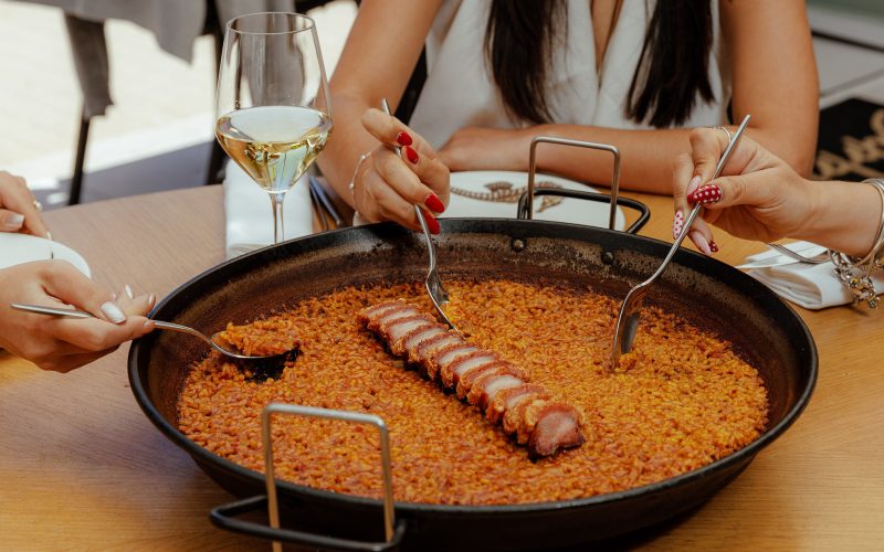 Paella valenciana compartida en el restaurante Sabbia de la playa de Las Arenas, Valencia